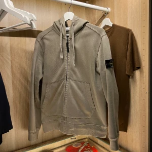 Stone island zip-hoodie - Zip-hoodie från stone island.  Gott skick!