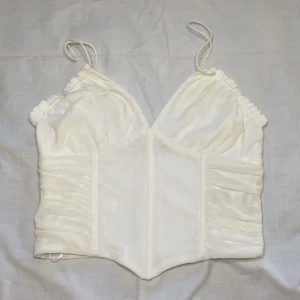 Korsett linne - Ett jätte gulligt linne från bikbok som inte kommer till användning. Har en smink fläck som visas på bilden, den är inte synlig utifrån och borde gå bort med fläckborttagning