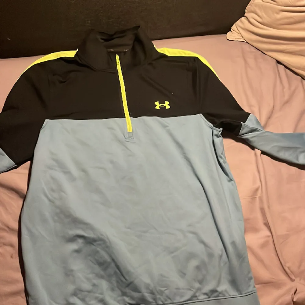 Säljer helt ny under armour halv zip. Perfekt för golfare där ute. Nypris runt 750 mitt pris 500. Hoodies.