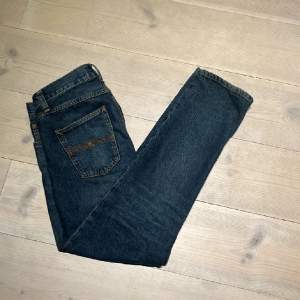 Schyssta nudie jeans med en skön slim straight passform. Inga hål och 10/10 skick. Riktigt fina jeans☺️ För fler frågor eller bilder skriv i DM🙌