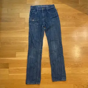 Säljer dessa jeans jätte snygga jeans ❣️super bra skick! Storleken är 162/14 år mfn passar som Xxs också💗skicka om ni har några frågor!💕