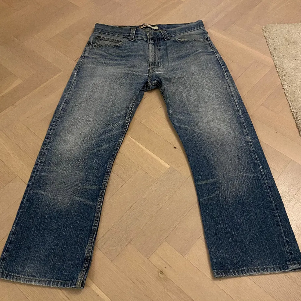 Blå Levis 506 standard jeans. Mycket bra skick med en otroligt snygg wash/tvätt. Storlek 34/34 men egentligen 32/32. Jeans & Byxor.