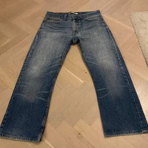 Blå Levis 506 standard jeans. Mycket bra skick med en otroligt snygg wash/tvätt. Storlek 34/34 men egentligen 32/32
