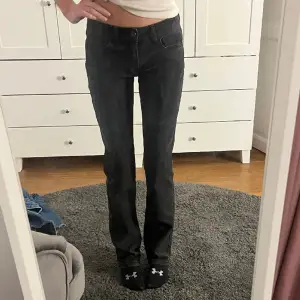 lågmidjade jeans midjemått 37, innebenslängd 82🐆 kolla gärna mina andra jeans 