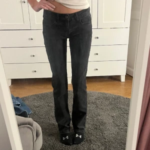 lågmidjade jeans - lågmidjade jeans midjemått 37, innebenslängd 82🐆 kolla gärna mina andra jeans 