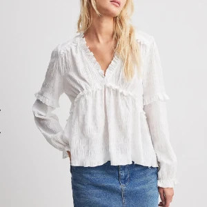 Blus - Säljer denna blus som kommer från nakd som inte kommer till användning 