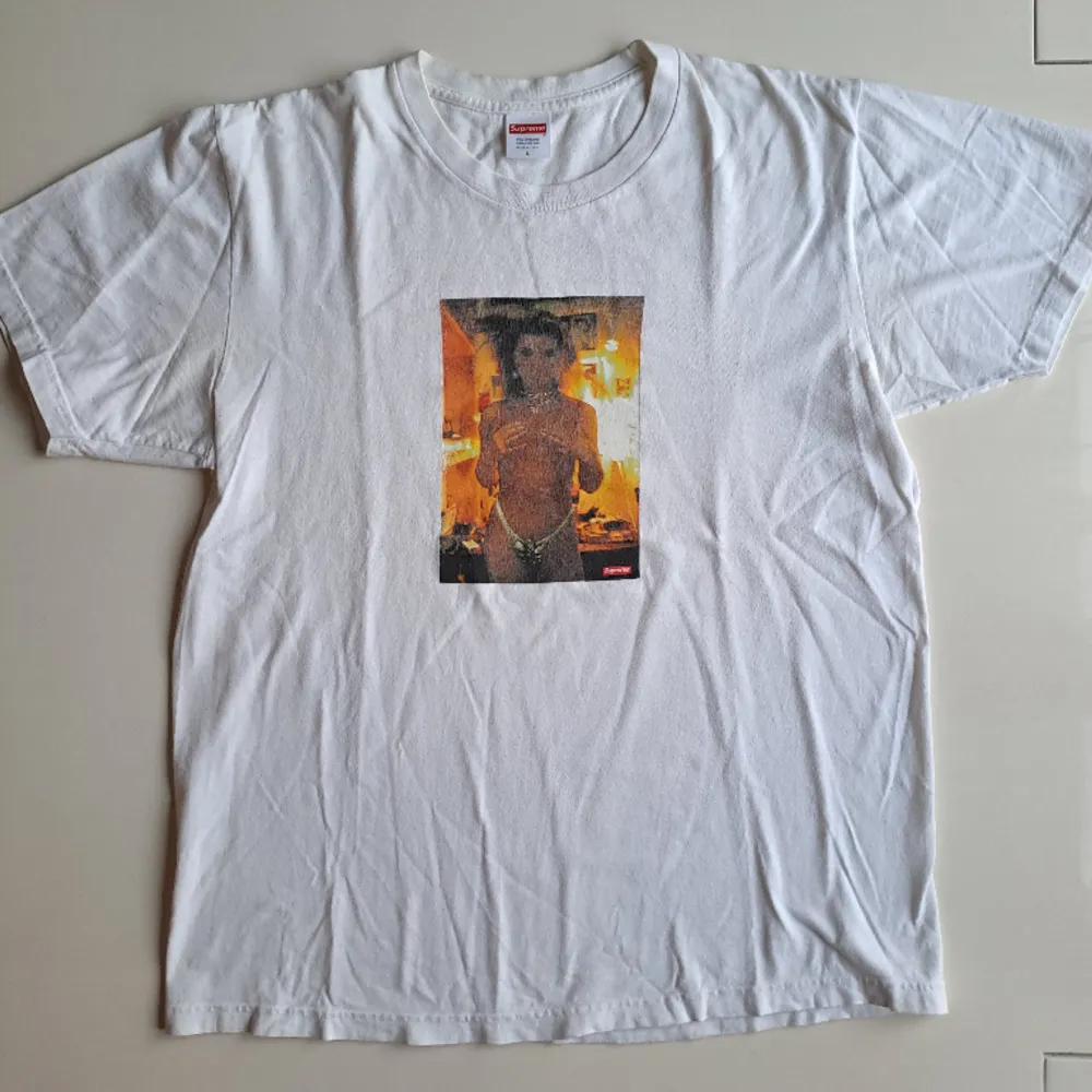 Varumärke: Supreme Produkt: T-Shirt  Material: 100% bomull  Storlek: L Färg: vit Kondition: OK Begagnat skick  Mått: L: 71cm B: 57cm Kön: Herr . T-shirts.