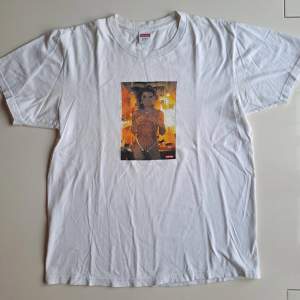 Varumärke: Supreme Produkt: T-Shirt  Material: 100% bomull  Storlek: L Färg: vit Kondition: OK Begagnat skick  Mått: L: 71cm B: 57cm Kön: Herr 