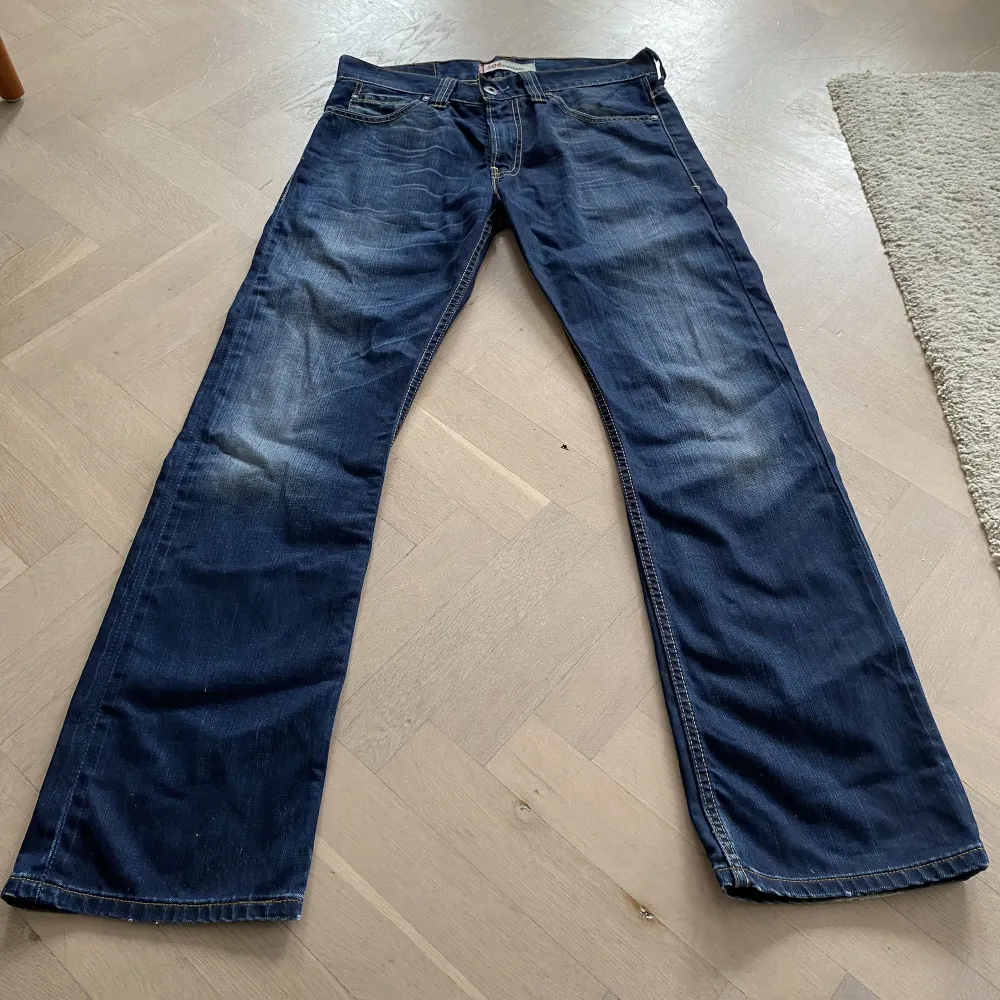 Mårkblå levi’s 506 standard jeans. Inte speciellt använda med en snygg wash. Storlek 31/32 men känns närmare 32/32. Jeans & Byxor.