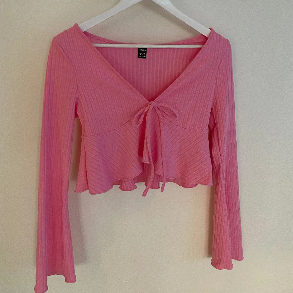 En rosa långärmad tröja, aldrig använd . Tröjor & Koftor.