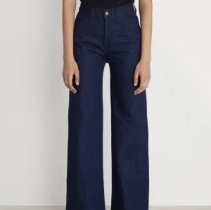 Rodebjer Jeans i modellen Hall - Rodebjer Jeans i modellen Hall i ljusblått. Första bilden är en bild från rodebjers hemsida i en annan färg, enbart för att visa passformen. Sitter tight/ bra på mig som är en 36a och 169cm lång.