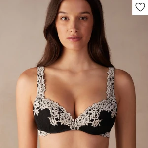 Intimissimi Bh 75 C - Jätte fin Intimissimi Bh, helt oanvänd var lappen kvar samt lådan, säljs pågrund av jag fick 2 av samma, köpare står för frakt, kan tänka mig byta mot något, säljer för 400