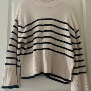 Tröja  - Tröja från Gina tricot, använd fåtal gånger. Strl S, i fint skick