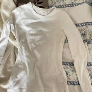 Vit långärmad tröja  - Vit långärmad tröja från gina i ribbat material, aldrig använd 