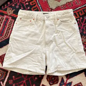 Gräddvita/offwhite shorts från Lindex, sparsamt använda en sommar men nu passar de inte mig längre. Inga fläckar eller hål!
