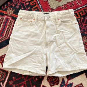 Vita baggy shorts - Gräddvita/offwhite shorts från Lindex, sparsamt använda en sommar men nu passar de inte mig längre. Inga fläckar eller hål!