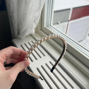 Diadem  - Säljer den för 50kr! Köpte den för 80kr  Helt oanvänd :)  