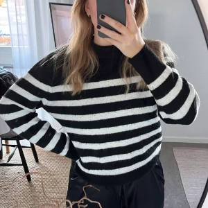 Stickad tröja - Så snygg randig stickad tröja från H&M! I nyskick✨