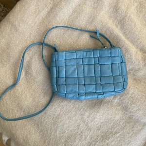 Väska zara - Blå väska ifrån zara. Ej justerbart band🩵💙🩵💙