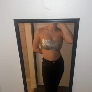 Glittrig topp från Gina Tricot - Strlk. Xs, använd en gång. Säljs pga. för liten för mig 