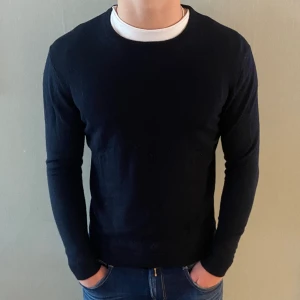 Stickad tröja - Stickad tröja. Merinoull. Skick 9/10, storlek L men passar typ S-M