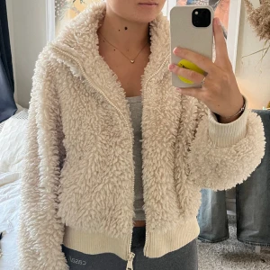 Teddyjacka - Supergosig och fin fluffjacka, sitter perfekt på mig som brukar ha M i jackor❤️250 är minsta jag säljer för!❤️