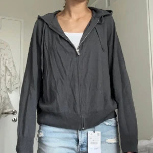 Kashmirmix ziphoodie - Supersnygg och användbar kashmir ziphoodie från HM, i en mörkgrå fin färg! 