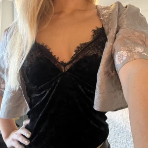 Spets sammet linne - Så fint linne i sammet med spetsdetaljer! Perfekt under tex en bolero💕