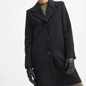 Selected femme kappa - Kappa i ull från Selected femme, den är i nyskick då den tyvärr aldrig har kommit till användning.  Nypris var 1799,-  50% Ull 