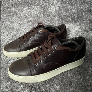 Lanvin cap toe brunt läder - Tja! Säljer nu mina bruna Lanvin skor i läder. Väldigt sällsynt colorway. Storlek 41, uk 6. Skick 8/10, inga defekter. Nypris:4000kr. Bara skorna tillkommer. Kontakta mig för fler bilder eller info!