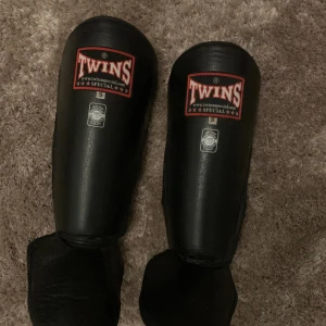 Twins Benskydd - Sällan använda benskydd från Twins. Gjorda i thailändskt läder, storlek small.