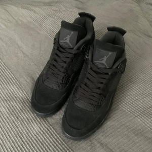 Jordan 4 black cat - Helt nya och oanvända! För mer bilder eller frågor skicka ett pm Storlek 45