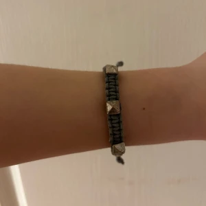 Armband - Grått armband med nitar på