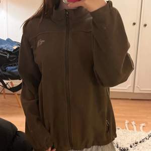 Jag säljer denna sköna olivgröna/bruna north face fleecejackan i strl M! Jag har vanligtvis S och är 168cm och den sitter lite oversized på mig. Den har inget slitage överhuvudtaget och är i perfekt skick även fast den är använd! ❤️❤️