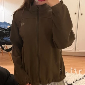 The North Face fleecejacka  - Jag säljer denna sköna olivgröna/bruna north face fleecejackan i strl M! Jag har vanligtvis S och är 168cm och den sitter lite oversized på mig. Den har inget slitage överhuvudtaget och är i perfekt skick även fast den är använd! ❤️❤️