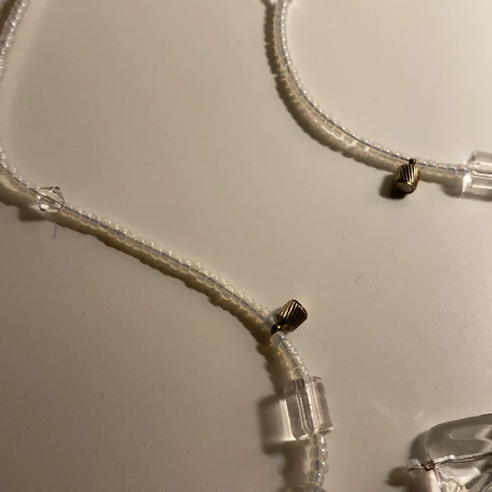 Detta är en magnetisk halsband, den är jätte fin och gullig, samt är den ganska ny  Priset kan diskuteras 💕. Accessoarer.