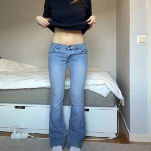 Jättefina lågmidjade jeans köpta på Plick!🩷Säljer då de var för små🫶 Liten defekt som visas på sista bilden, köparen står för frakt!🩷