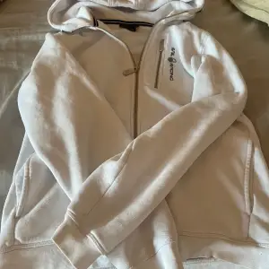 fin vit zip hoodie från sailracing  knappt använd, fint skick 