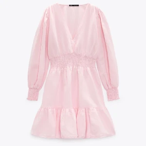 Rosa Zara klänning💗💗 - Säljer denna fina sommarklänning från Zara som är perfekt till sommaren. Säljer då den inte kommer till användning 💗Använt 1-2 gånger så som ny. Denna modellen kan man inte köpa i butik längre. Priset går att diskutera💗 skriv för fler bilder 🤗