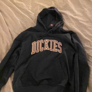 Dickies hoodie aldirg använd, skulle säga den e mörk blå