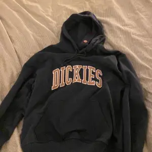 Dickies hoodie aldirg använd, skulle säga den e mörk blå