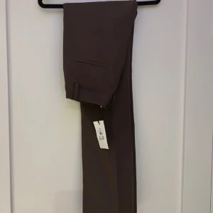Kostymbyxor  - Helt nya kostymbyxor från bikbok storlek 34!  Super fina!! men är lite lite för långa för mig som är 1.61 Nypris 399kr