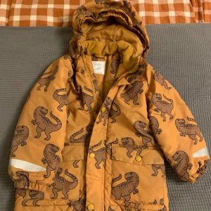 Jacka 116 5-6y - Jacka från Lindex i storlek 116 (5-6y) med flera t-rex på i bra skick.