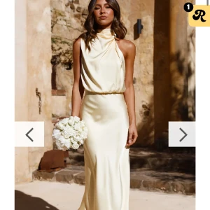 Balklänning - Säljer !!2!! jättefina gula balklänningar. Beställde dem från Australien men tullen blev sjukt dyr så kan inte skicka tillbaka… jättefina och aldrig använda med prislapp kvar!!💗OBS: har fler balklänningar i min profil!