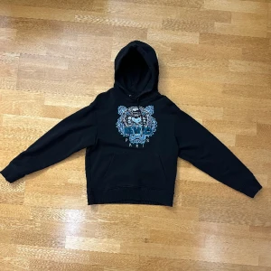 Kenzo hoodie i storlek S  - Hoodien är i väldigt gott skick och har inga synliga tecken på använding. Jag fick den i födelsedagspresent för något år sedan men har nu växt ur den. Den har ett snyggt broderat mönster och man känner att det är bra kvalitet. (Nypris är ca 3000kr)
