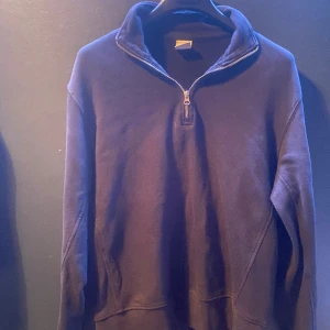 Zara half zip - Jag säljer nu min riktigt snygga och trendiga zara Halfzip då den är för liten. Varan är i bra skick. Pris kan diskuteras. Nypris:599kr