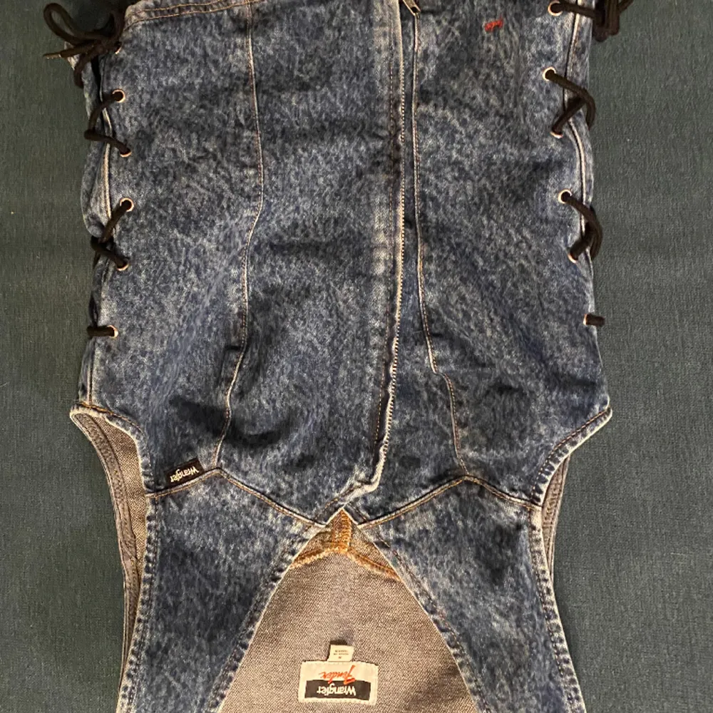 Snörad jeansväst från Fender Wrangler i storlek S, är väldigt stor i storleken så går även för medium eller killar mellan de två storlekarna. Takit.
