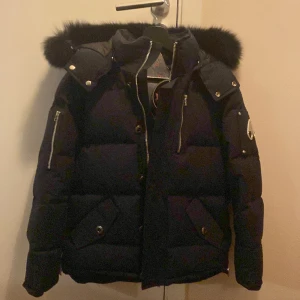 Moose Knuckles Jacka - Säljer nu min feta moose jacka eftersom den var för liten för mig, storlek Xs, kan passa small, pris kan diskuteras vid snabb affär, jackan är helt ny, tags och påse medföljer, hör av er för fler frågor! 