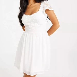 Studentklänning - Studentklänning från Nelly. Använd en gång. Storlek 40. Har en likadan i storlek 42 också.