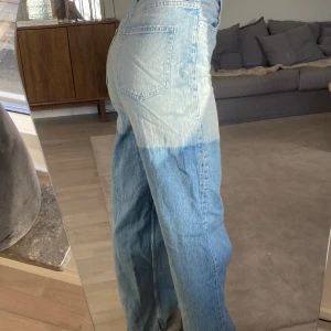 Tvåfärgade jeans - Säljer mina Sååå cola jeans i två färger! Så häftiga till en stickad tröja t.ex✨🤍